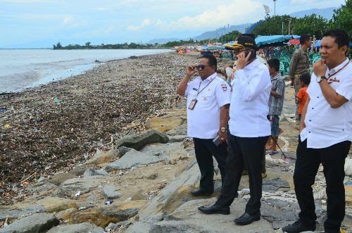 Wako Padang tinjau tumpukan sampah di Pinggir Pantai Muaro Lasak