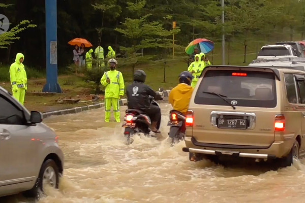 Ruas jalan di Kota Batam yang sempat digenangi air