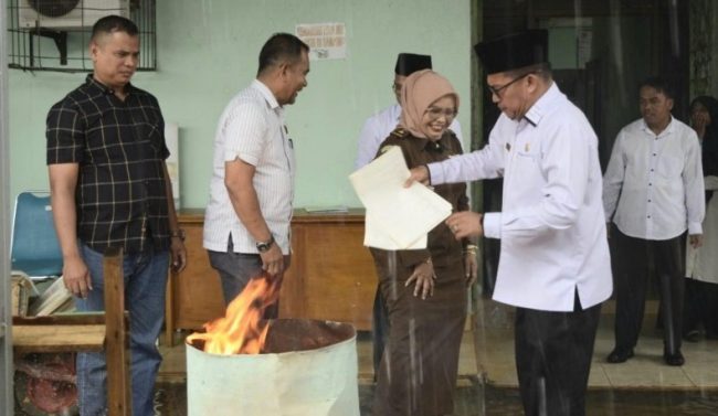 Saat pemusnahan buku nikah/ Foto: Hariansinggalang