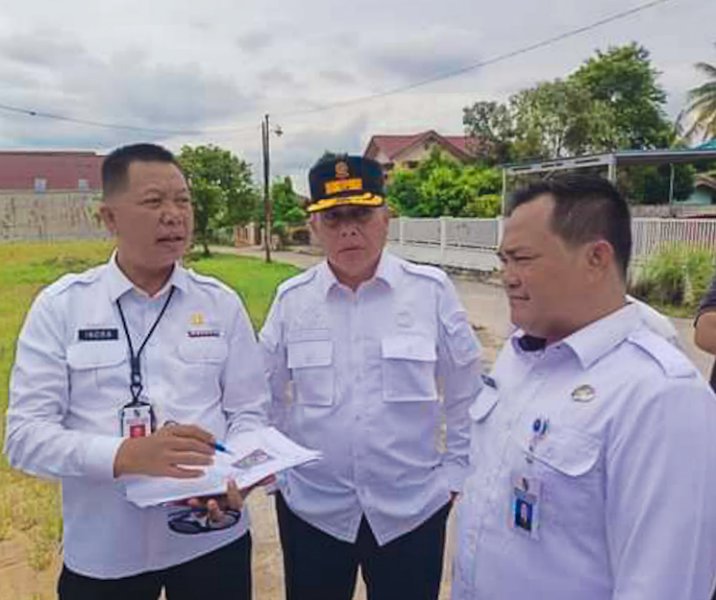 Pj Sekdako Pekanbaru Indra Pomi meninjau lokasi untuk dibangun astaka utama MTQ tingkat kota di Kecamatan Kulim kemarin. Foto: Istimewa.