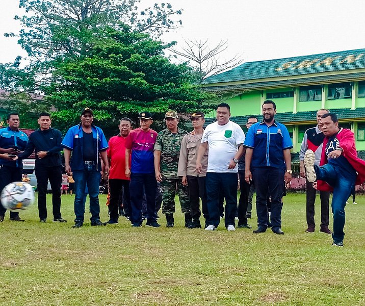 Pj Wali Kota Pekanbaru Muflihun saat melakukan tendangan pertama saat membuka Open Tournament 2023 Karang Taruna Cup Kecamatan Limapuluh di Lapangan SMEA, Jalan Hangtuah, Jumat (27/1/2023). Foto: Surya/Riau1.