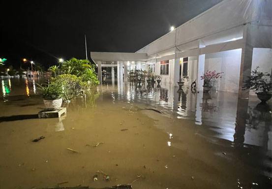 Banjir rob yang sempat genangi rumah dinas Bupati Inhil