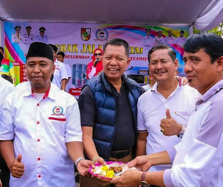 Ketua LPM Pematang Kapau Khormini (kiri) bersama Pj Sekdako Pekanbaru Indra Pomi Nasution (tengah) usai pelantikan di halaman Masjid Al Mukarramah, Minggu (29/1/2023). Foto: Istimewa.