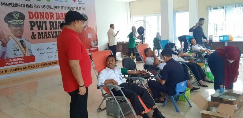Saat donor darah berlangsung di kantor PWI Riau