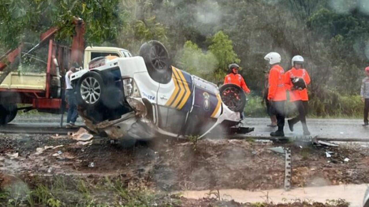 Petugas melakukan evakuasi usai kecelakaan mobil Patwal Gubernur Kepri