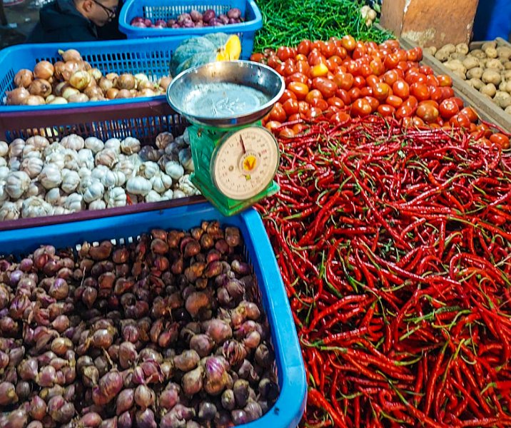 Komoditas cabai, bawang dan sejenisnya di pasar tradisional Pekanbaru, Rabu (1/2/2023). Foto: Istimewa.