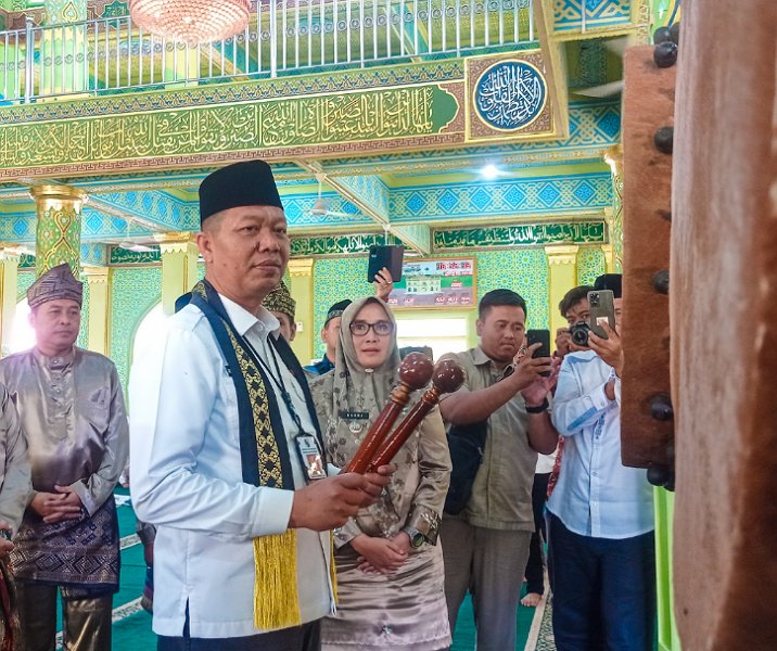 Pj Sekdako Pekanbaru Indra Pomi Nasution saat membuka akan memukul beduk tanda dibukanya MTQ Kecamatan Payung Sekaki di Masjid Paripurna Al Mujahidin, Rabu (1/2/2023).