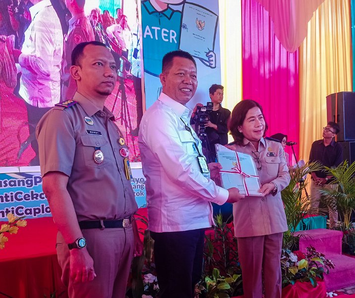 Pj Sekdako Pekanbaru Indra Pomi Nasution menerima sertifikat tanah aset dari Kepala Kanwil BPN Riau Asnawati didampingi Kepala BPN Pekanbaru Memby, Jumat (3/2/2023). Foto: Surya/Riau1.