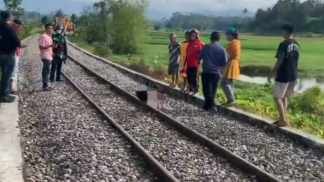 Lokasi wanita Muda Tabrak MTT Rel Kereta Api