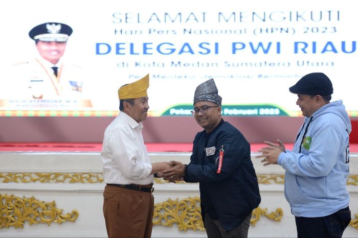 Gubri Syamsuar usia dipasangkan Tanjak khas Riau