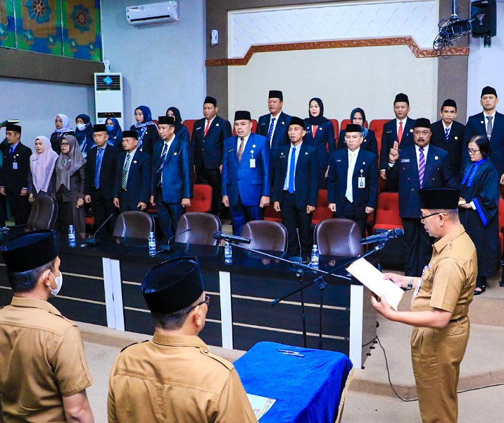 Pj Sekdako Pekanbaru Indra Pomi Nasution saat membacakan sumpah dan jabatan 22 pejabat eselon III dan IV di ruang Multimedia MPP, Senin (7/2/2023). Foto: Istimewa.