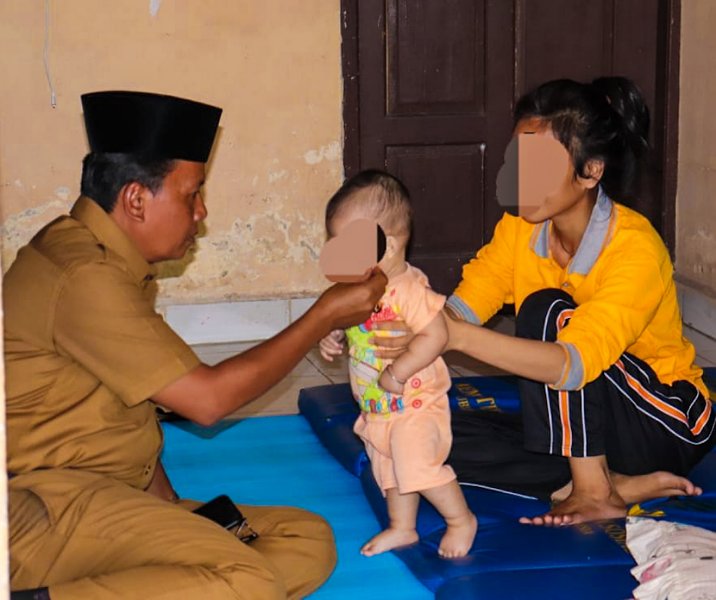 Kepala Dinsos Pekanbaru Idrus saat meninjau kondisi anak dari orang terlantar di tempat penampungan. Foto: Istimewa.