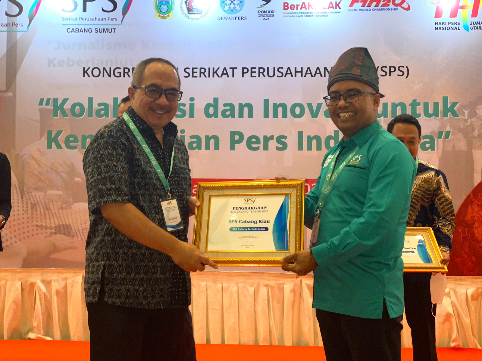 Ketua SPS Riau Khairul Amri saat terima penghargaan
