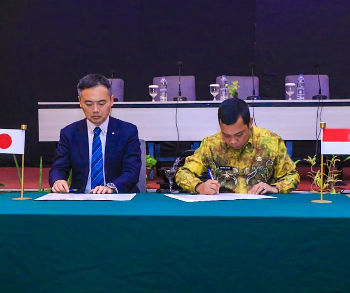 Pj Wali Kota Pekanbaru Muflihun menandatangani letter of intent terkait Zero Carbon City dengan Associate Manager Department Promosi Inovasi Biro Perekonomian dan Tenaga Kerja Kota Kawasaki Hisayuki Yonemura di Hotel Grand Jatra, Kamis (9/2/2023). Foto: Istimewa.