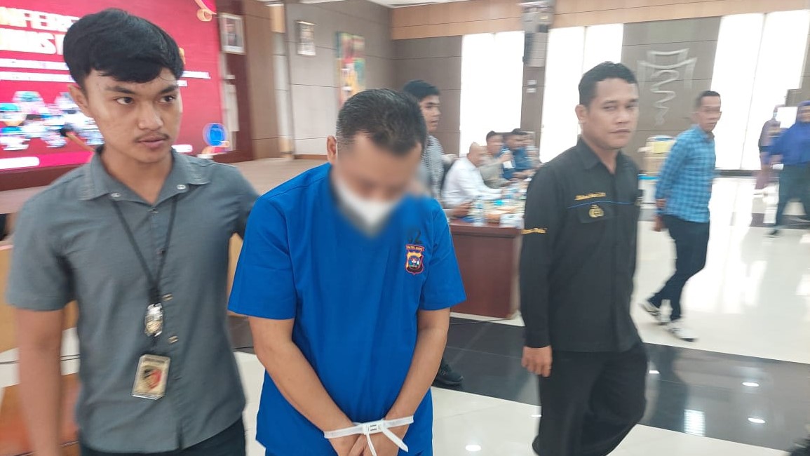 Terduga pelaku penipuan (Tengah) yang diamankan Polda Sumbar (Foto:Langgam.id))