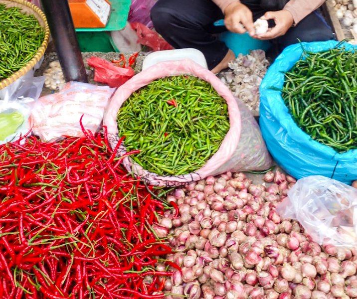 Dagangan cabai dan bawang di salah satu pasar tradisional di Pekanbaru. Foto: Istimewa.