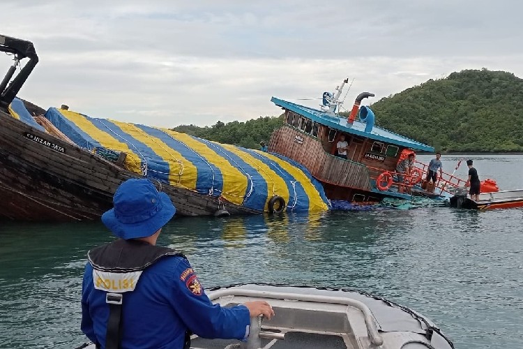 Kapal muatan kelapa yang karam (Foto:Batamnews))