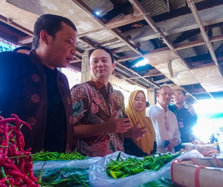 Pj Wali Kota Pekanbaru Muflihun (kiri) mendampingi Wamendag Jerry Sambuaga saat belanja cabai di Pasar Limapuluh, Sabtu (11/2/2023). Foto: Surya/Riau1.