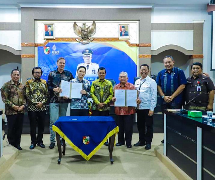 Pj Wali Kota Pekanbaru Muflihun bersama Direksi PT PTM usai penandatangan MoU pengelolaan sampah TPA Muara Fajar di ruang Multimedia MPP, Jumat (10/2/2023). Foto: Istimewa.