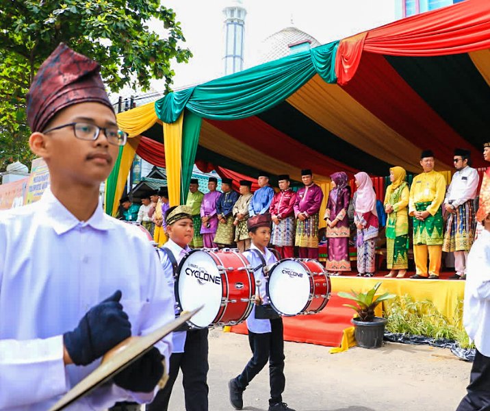 Pj Wali Kota Pekanbaru Muflihun melepas peserta Pawai Taaruf di Jalan Bukit Barisan Kulim, Minggu (12/2/2023). Foto: Istimewa.