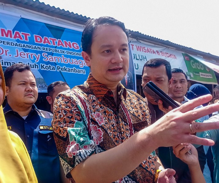 Wamendag Jerry Sambuaga di Pasar Limapuluh, Pekanbaru, Sabtu (11/2/2023). Foto: Surya/Riau1.