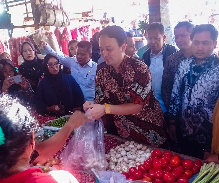 Wamendag Jerry Sambuaga saat belanja cabai dan bawang di Pasar Limapuluh, Pekanbaru, Sabtu (11/2/2023). Foto: Surya/Riau1.