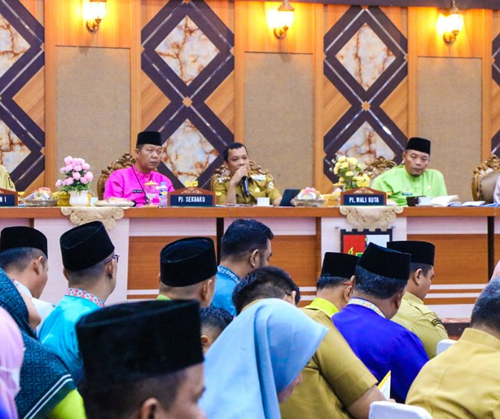 Pj Wali Kota Pekanbaru Muflihun saat mengevaluasi program bersama para kepala OPD, Senin (13/2/2023). Foto: Istimewa.