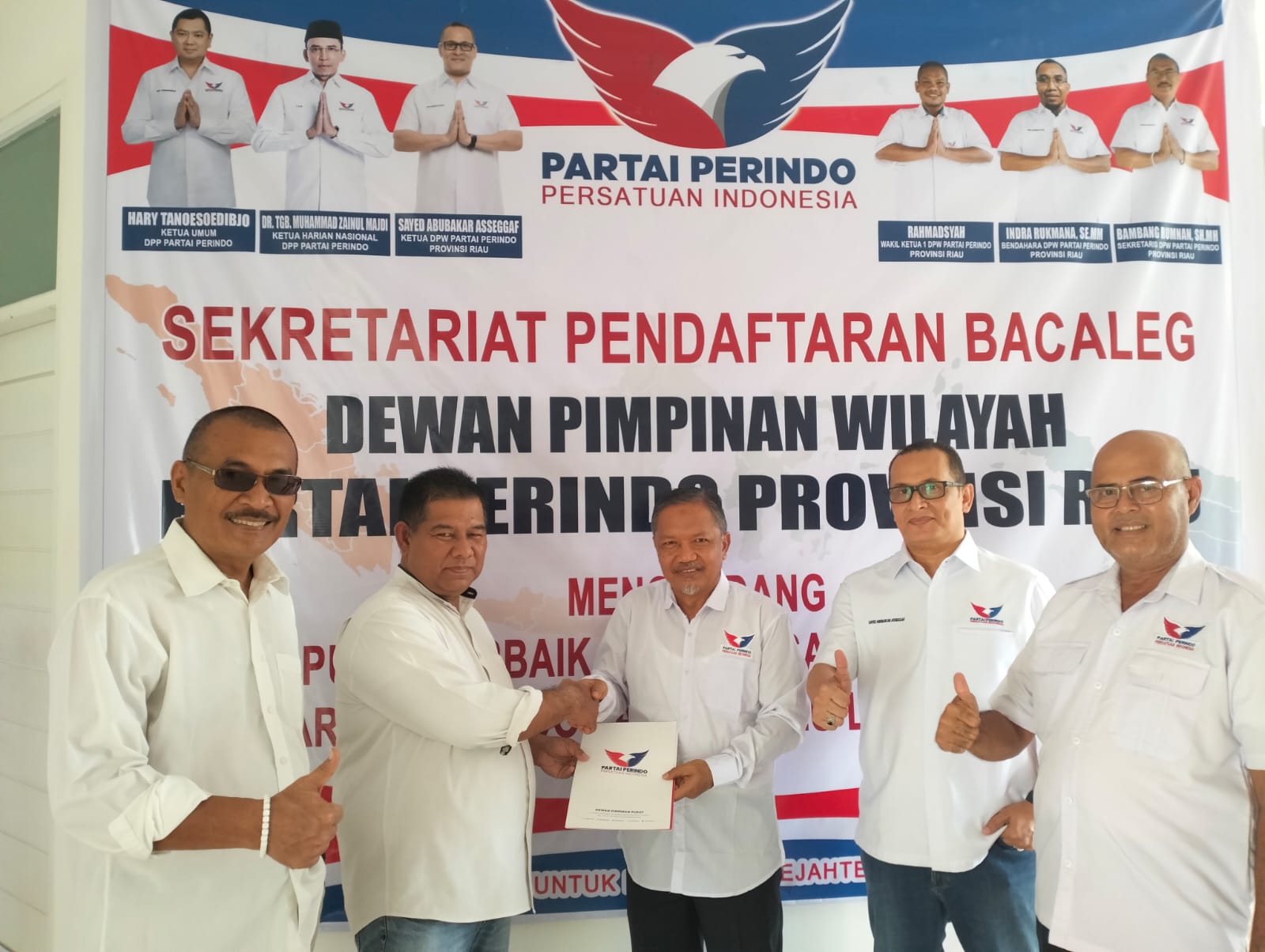 Tengku Razmara saat pendaftaran Bacaleg di Perindo Riau