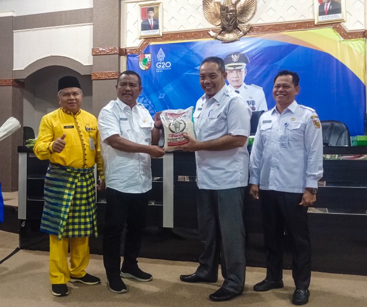 Asisten II Setdako Pekanbaru Ingot Ahmad Hutasuhut didampingi Kepala Distankan M Firdaus menerima oleh-oleh berupa beras terbaik dari Sawah Solok di Ruang Multimedia MPP, Rabu (15/2/2023). Foto: Surya/Riau1.