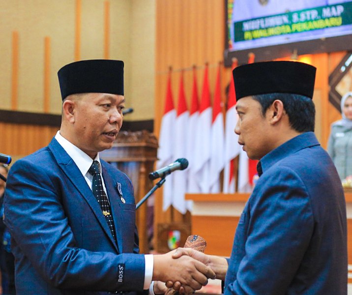 Pj Wali Kota Pekanbaru Muflihun saat memberikan ucapan selamat sembari bersalaman atas pelantikan Indra Pomi sebagai Sekda di aula Gedung Utama Kompleks Perkantoran Tenayan Raya, Rabu (15/2/2023). Foto: Istimewa.