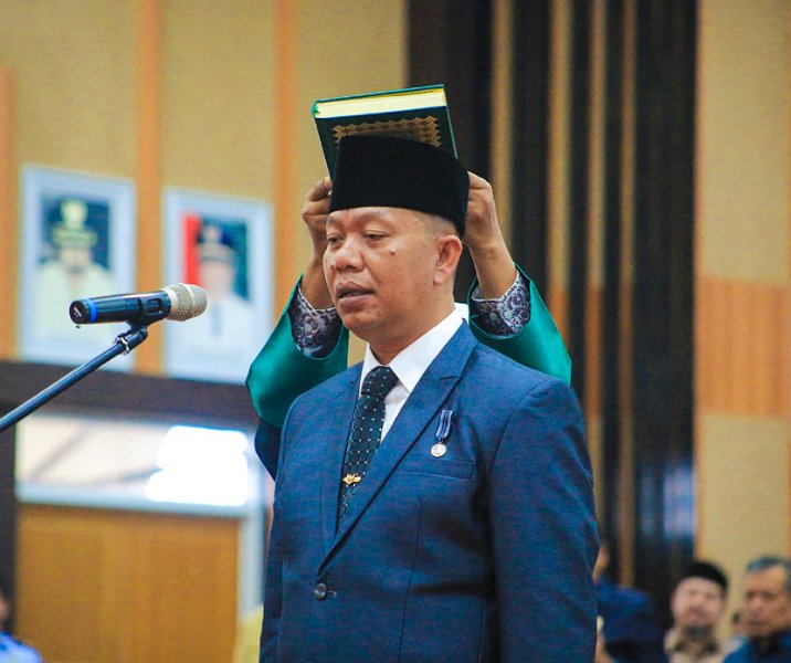 Indra Pomi Nasution saat mengucapkan sumpah jabatan sebagai Sekdako Pekanbaru di Aula Gedung Utama Kompleks Perkantoran Tenayan Raya, Rabu (15/2/2023). Foto: Istimewa.