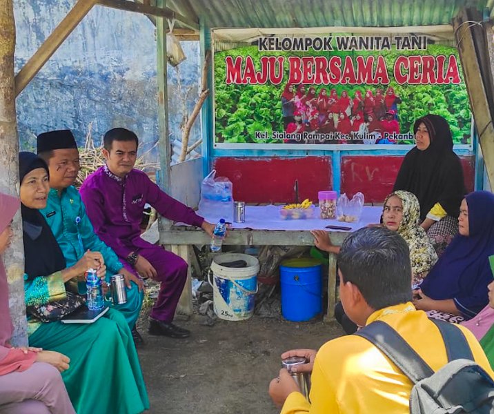 Tim Disketapang saat meninjau aktivitas KWT Maju Bersama Ceria, Rabu (15/2/2023). Foto: Istimewa.