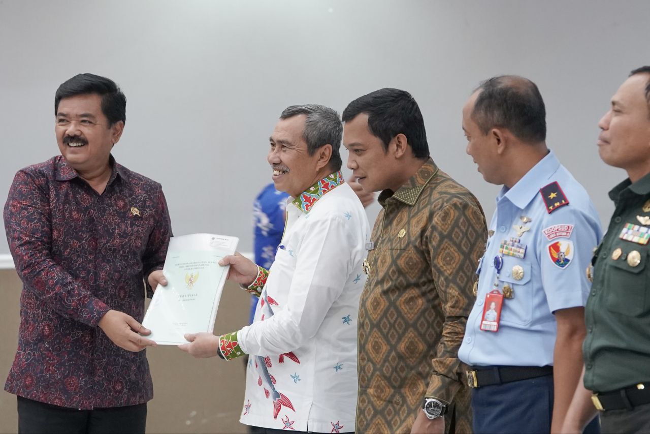 Penyerahan sertifikat tanah oleh Menteri (ATR/BPN) Marsekal TNI (Purn) Hadi Tjahjanto