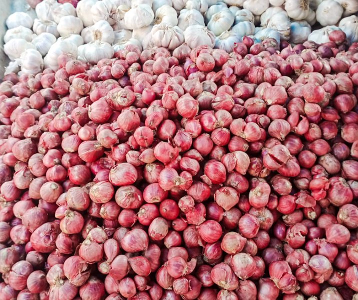 Dagangan bawang merah di salah satu pasar tradisional di Pekanbaru. Foto: Istimewa.