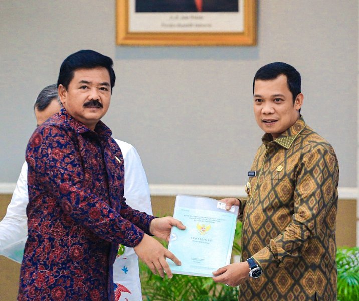 Menteri ATR/BPN Hadi Tjahjanto menyerahkan sertifikat tanah aset Pemko Pekanbaru ke Pj Wali Kota Muflihun. Foto: Istimewa.