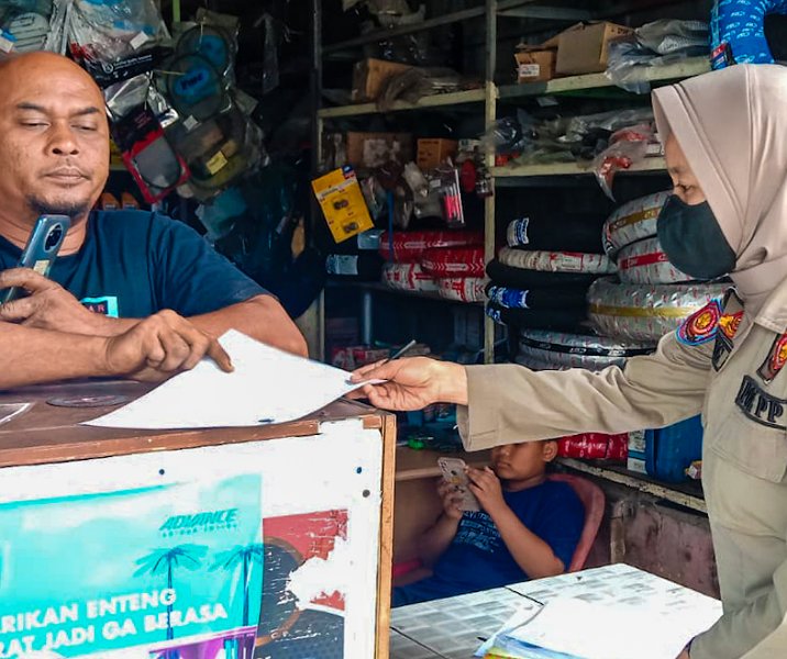 Petugas Satpol PP Pekanbaru melayangkan surat peringatan kepada pemilik bangunan yang melanggar GSB di Jalan Soebrantas. Foto: Istimewa.