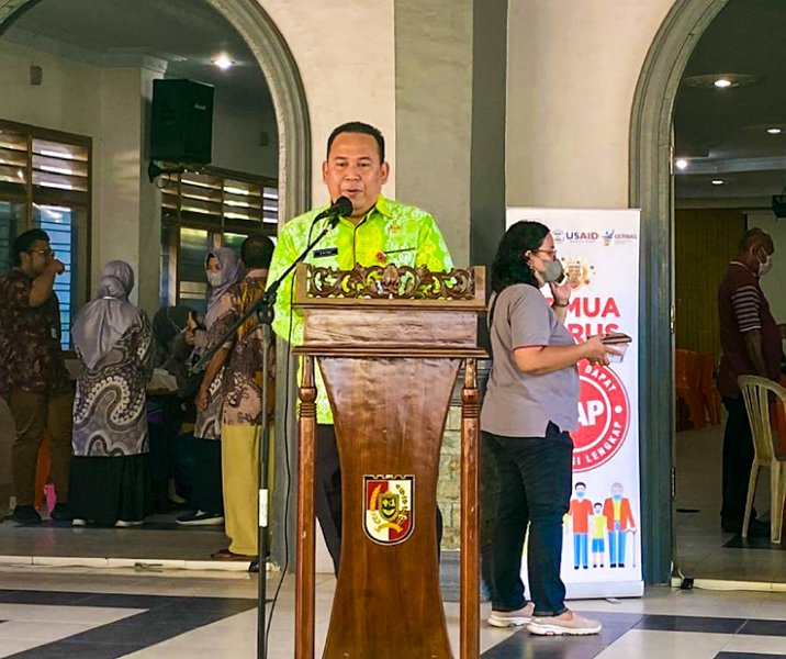 Kepala Dinkes Pekanbaru Dokter Zaini Rizaldy saat membuka kegiatan vaksinasi massal di GPIB Immanuel, Kamis (16/2/2023). Foto: Istimewa.