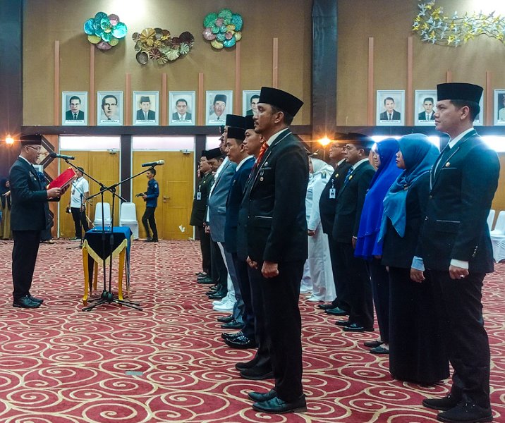 19 pejabat eselon II dan III saat mengikuti prosesi pelantikan di Aula Gedung Utama Kompleks Perkantoran Tenayan Raya, Senin (20/2/2023). Foto: Surya/Riau1.