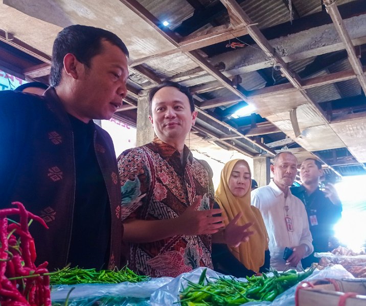 Pj Wali Kota Pekanbaru Muflihun saat meninjau harga bahan pokok bersama Wamendag Jerry Sambuaga di Pasar Limapuluh pada 11 Februari 2023. Foto: Surya/Riau1.
