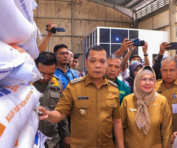 Pj Wali Kota Pekanbaru Muflihun meninjau stok beras di gudang Bulog, Selasa (21/2/2023). Foto: Istimewa.