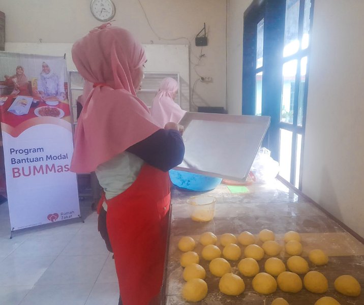 Karyawan Bertuah Bakery mulai memproduksi roti dalam jumlah banyak di Pekanbaru. Foto: Istimewa.