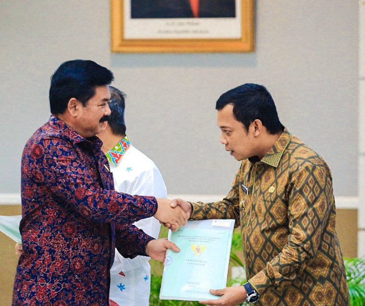 Pj Wali Kota Pekanbaru menerima surat tanah 3 aset pemko dari Menteri ATR/BPN Hadi Tjahjanto di Gedung Daerah Riau pada 16 Februari 2023. Foto: Istimewa.