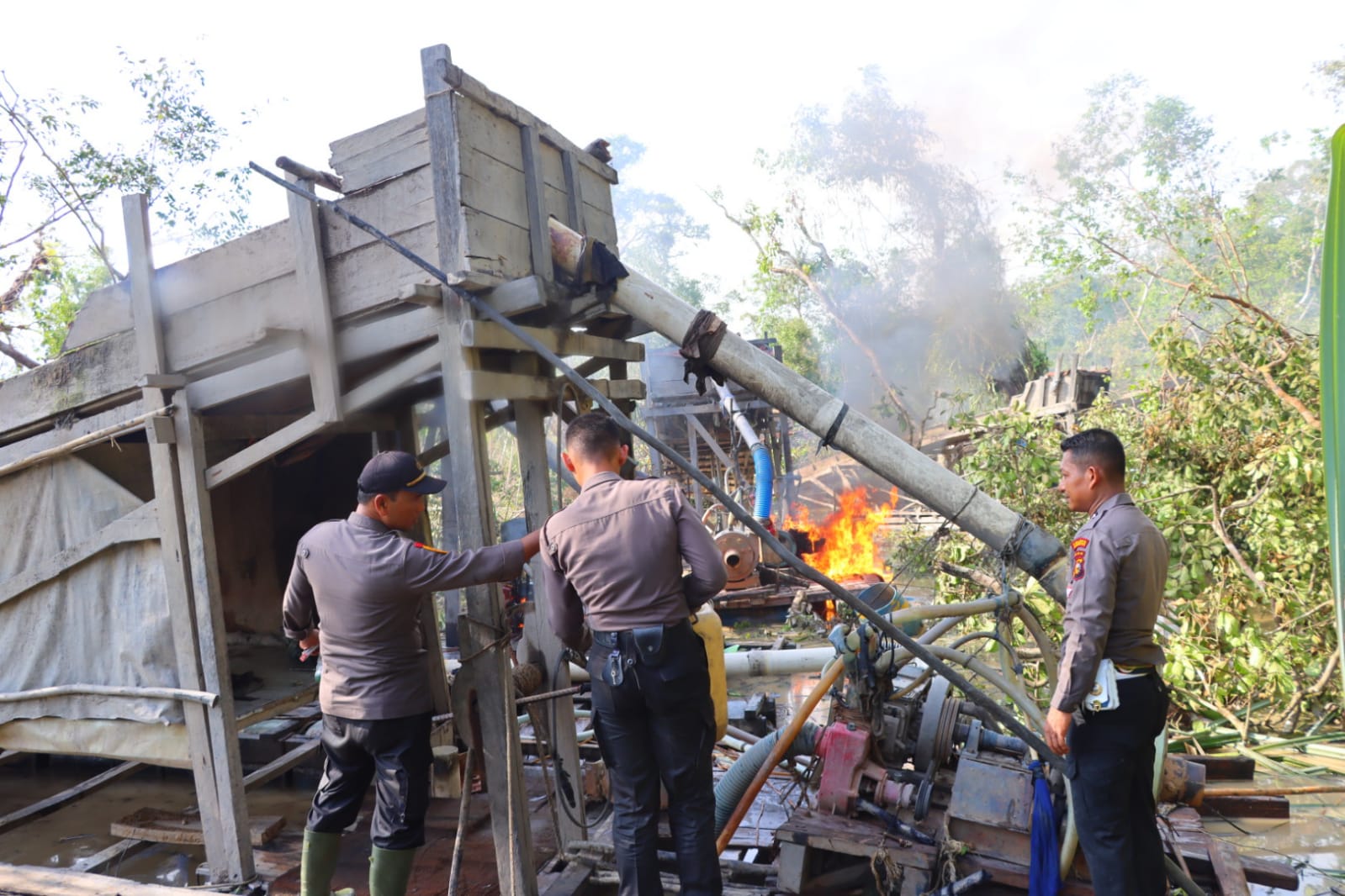 Tim gabungan musnahkan rakit PETI