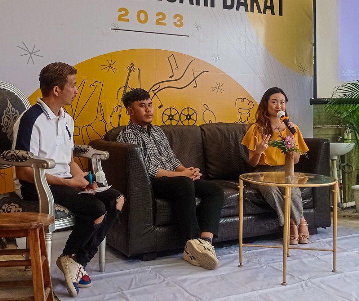 Founder MeetUp Creative Management Shiella Priscilla saat konferensi pers di MeetUp Building, Jalan Todak, Kamis (23/2/2023). Foto: Surya/Riau1.