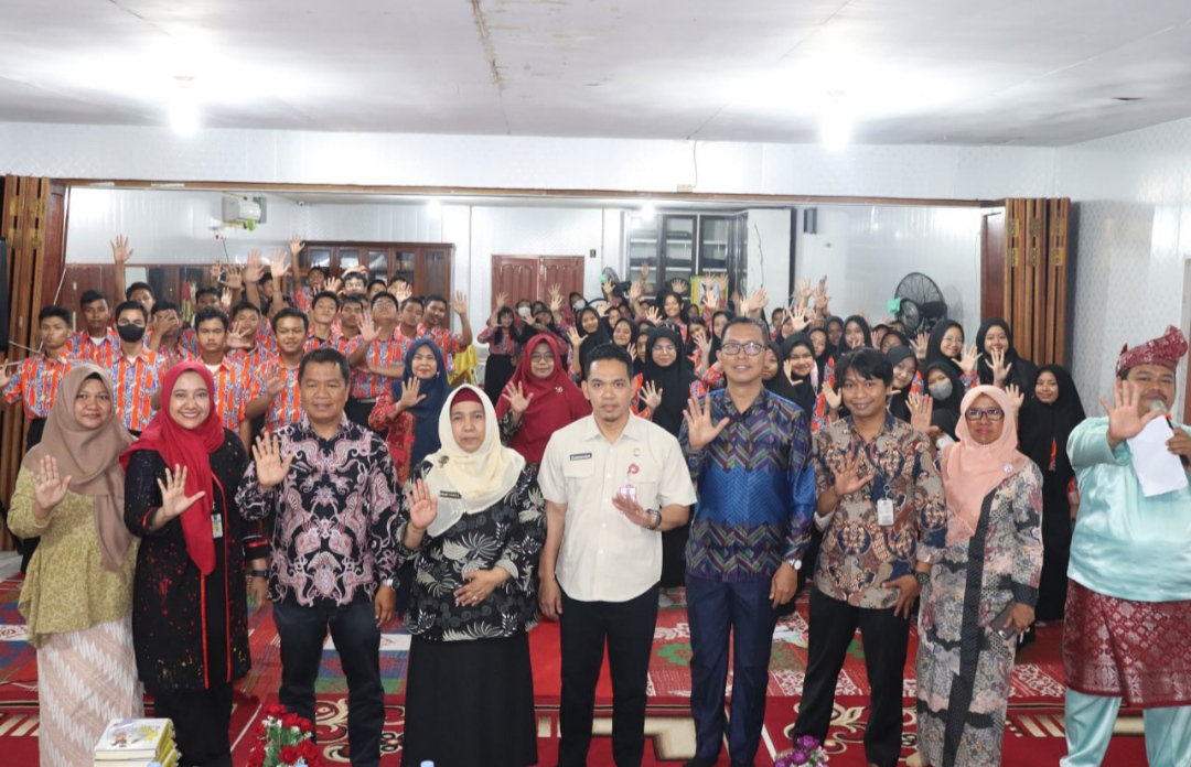 Literasi Media Diskominfotik Riau di SMAN 5 Pekanbaru