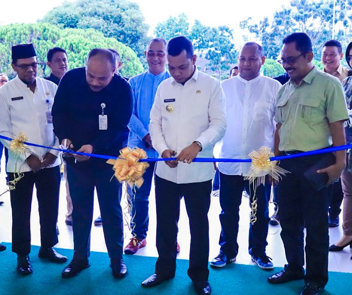 Pj Wali Kota Pekanbaru Muflihun bersama Kakanwil BPJS Ketenagakerjaan Sumbar-Riau-Kepri Eko Yulianda memotong pita tanda diresmikannya ruang layanan baru, Jumat (24/2/2023). Foto: Istimewa.