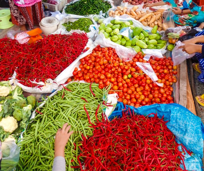 Dagangan cabai dan sayuran di salah satu pasar di Pekanbaru. Foto: Istimewa.