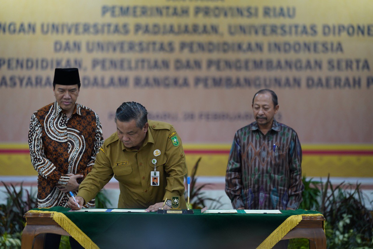 Penandatanganan kerja sama Pemprov Riau dengan beberapa perguruan tinggi