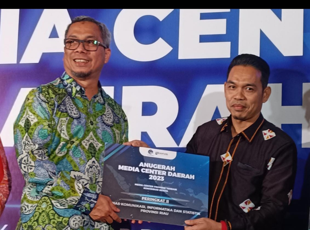 Kadiskominfotik Riau, Erisman Yahya saat terima penghargaan