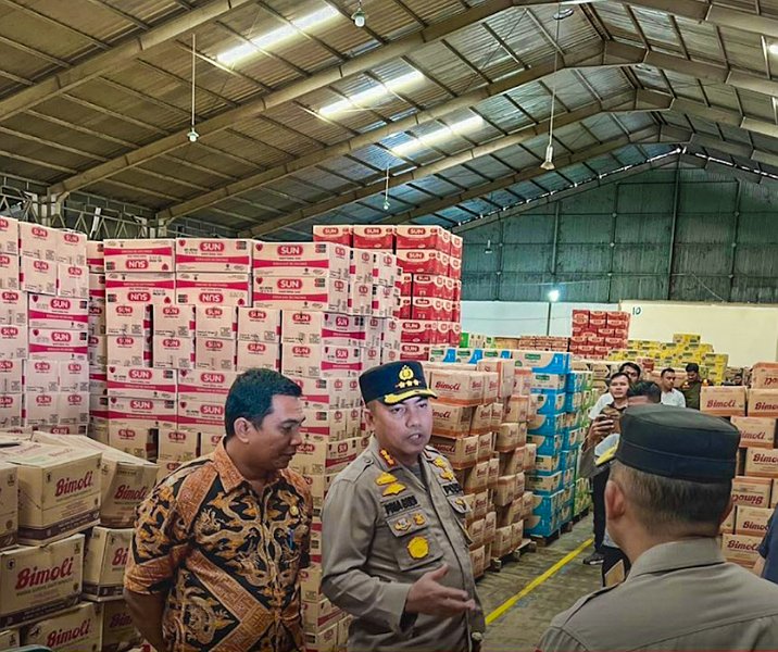 Kapolresta Kombes Pria Budi bersama Kepala Disperindag Pekanbaru Zulhelmi Arifin saat meninjau salah satu gudang distributor minyak goreng pada 24 Februari 2023. Foto: Istimewa.